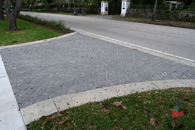 4×4 Mini Brick · Charcoal Tumbled