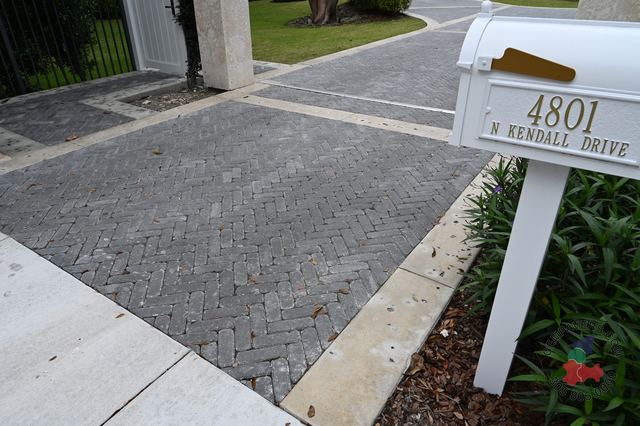 4×4 Mini Brick · Charcoal Tumbled
