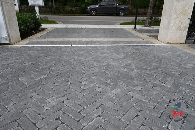 4×4 Mini Brick · Charcoal Tumbled