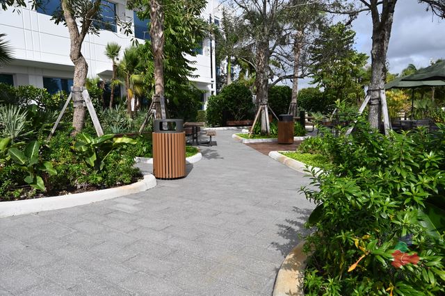 Plank Paver 8×16 · Charcoal Polished