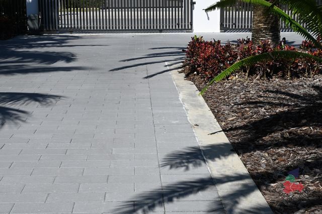 Plank Paver 8×16 · Grey